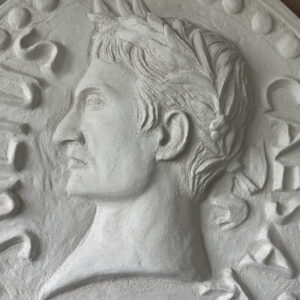 Bas-relief de Jules César en terre chamottée - sculptée par Ciel-sur-Terre.