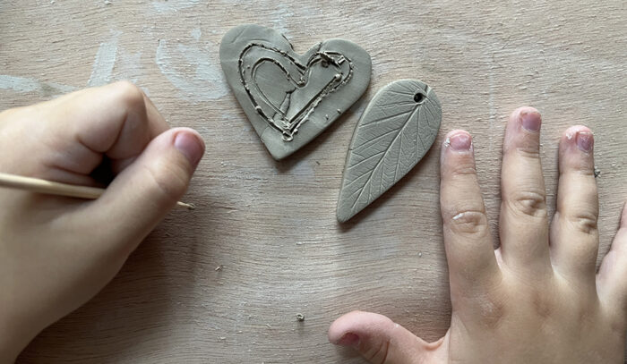 Un enfant vient de fabriquer un cœur en argile fraîchement façonné dans notre atelier céramique pour enfants et adultes.