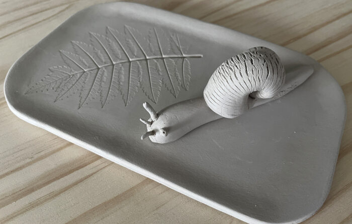 Escargot en argile sur assiette artisanale - Œuvre d'art céramique de l'atelier Ciel-sur-Terre.