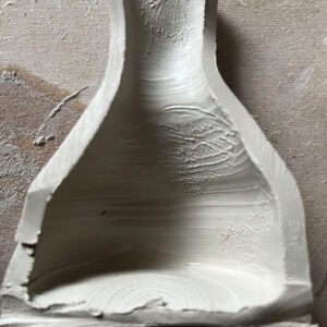 Un vase tourné sur le tour de potier coupé pour examiner l'épaisseur.