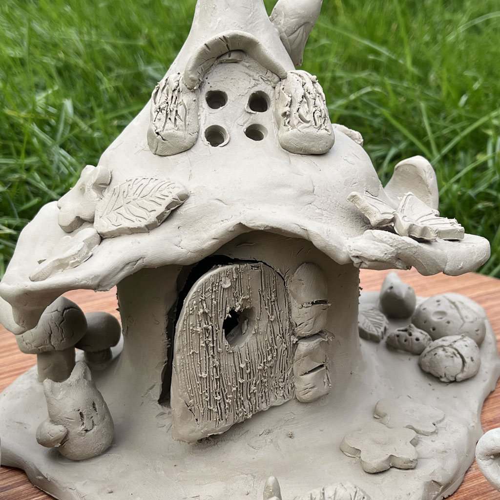 une petite maison de fée modelé en argile