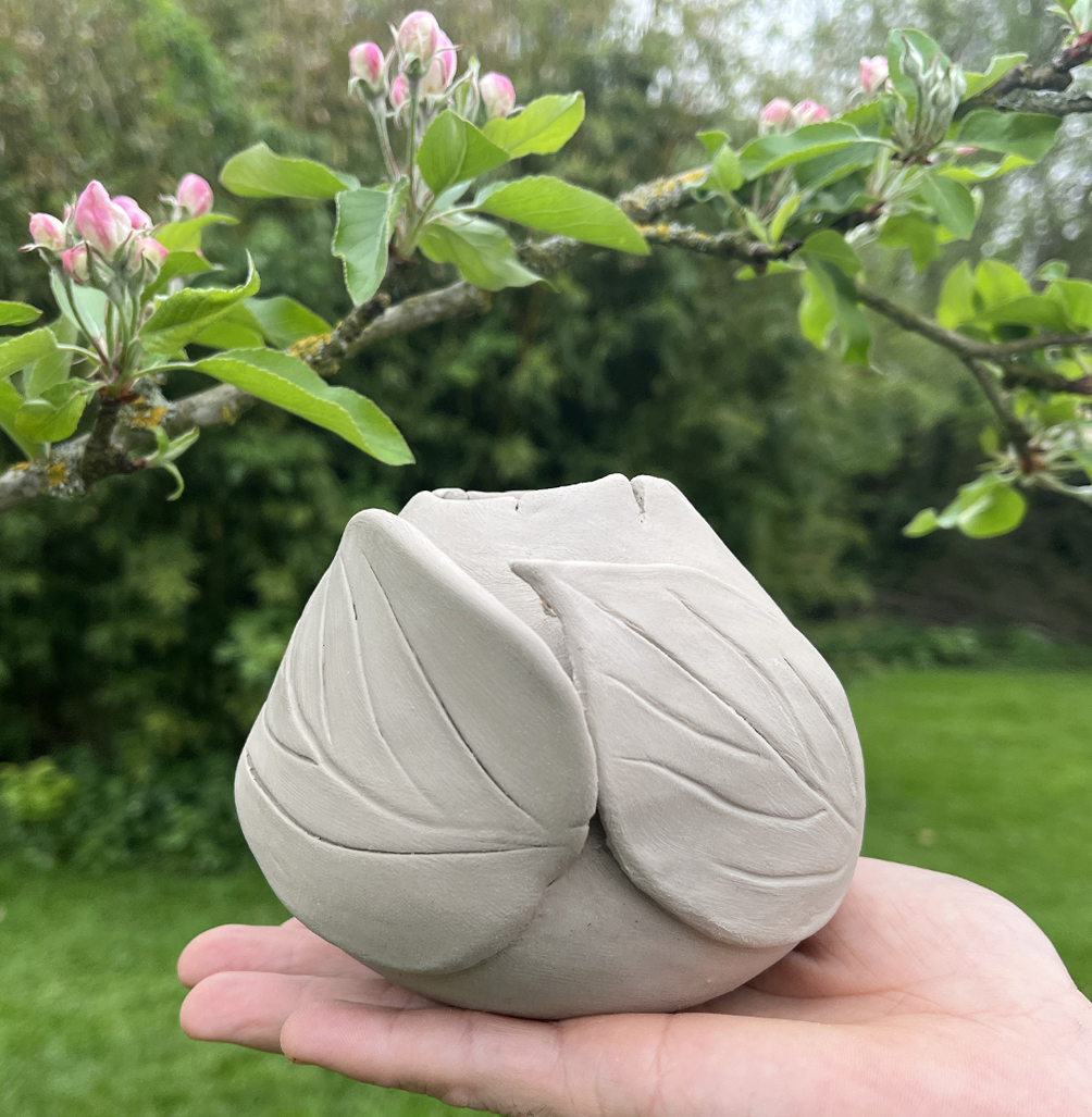 vase en argile en forme d'un bouton de fleur