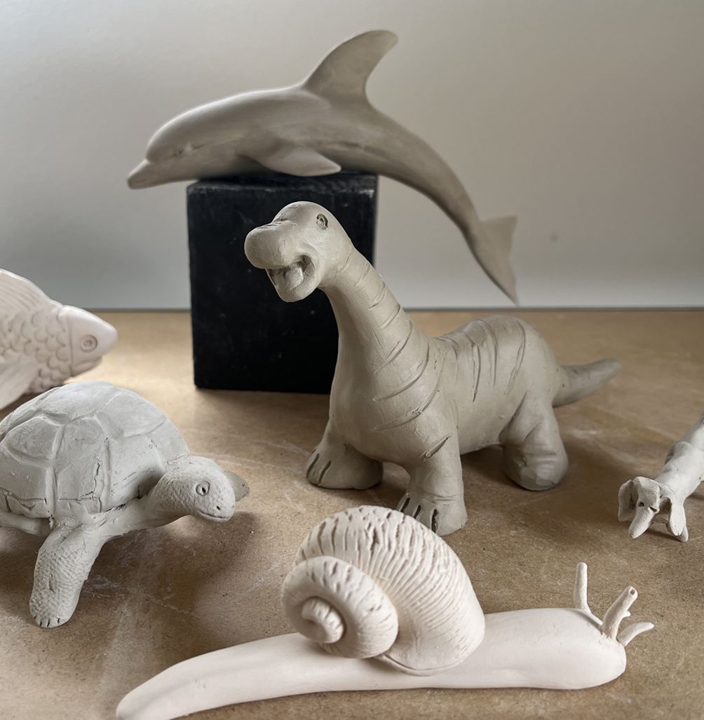 des animaux en argile façonnés à la main dans un atelier de céramique à Sars-et-Rosières 59230