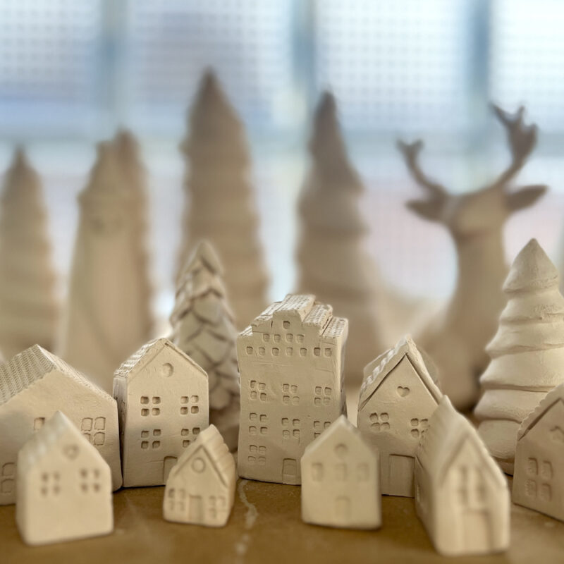 Maisons en céramique pour Noël. initiation à l'art de la céramique