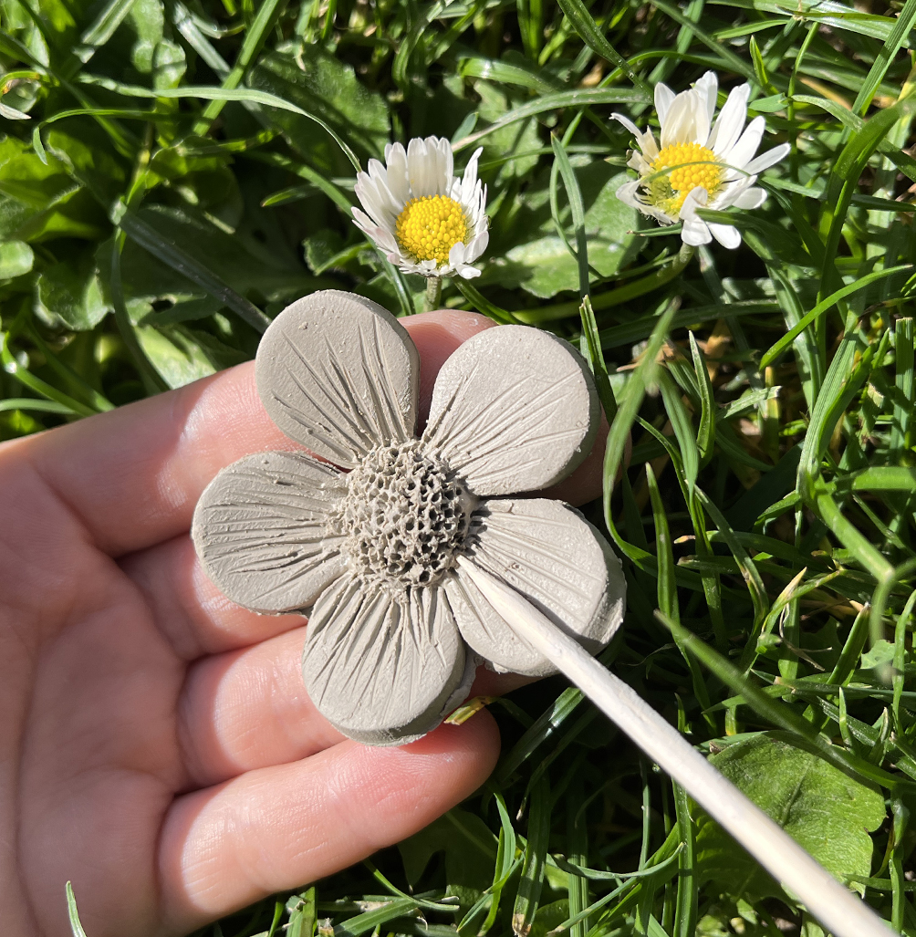 fleur en céramique faite main à l'atelier Ciel-sur-Terre à Sars-et-Rosières