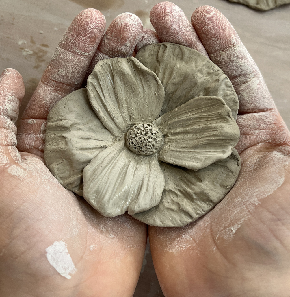 Une fleur en céramique fabriqué à l'atelier Ciel-sur-Terre à Sars-et-Rosières