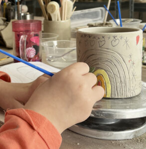 atelier-ceramique-ciel-sur-terre-sars-et-rosieres-005-enfant-atelier-mug