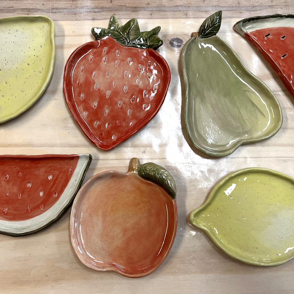 des assiettes en céramique en forme de fruits