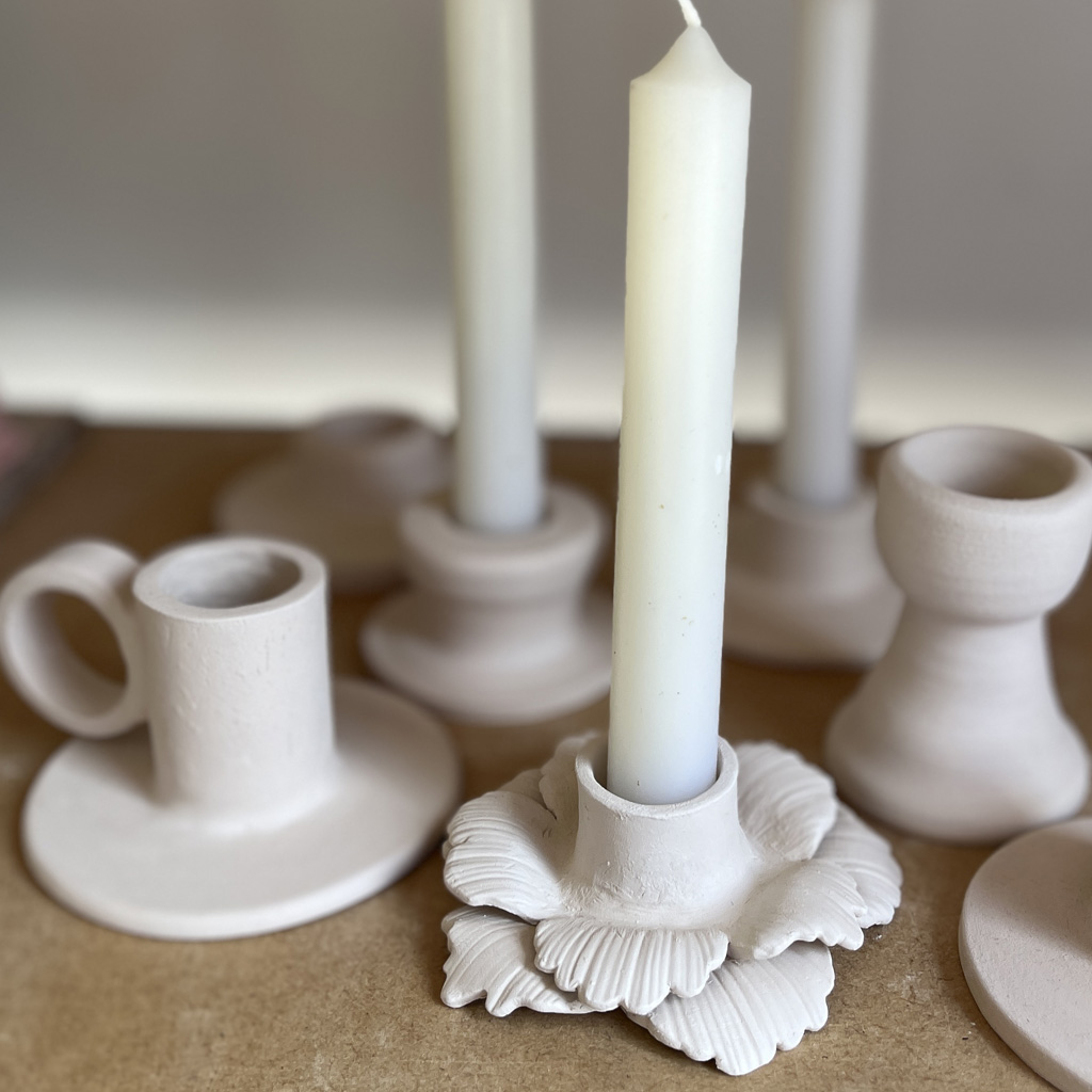 Des bougeoirs en grès blanc façonnés à la main dans un atelier dans le nord de la france.