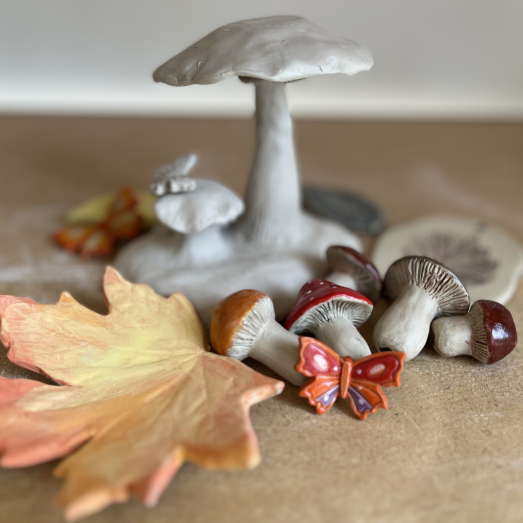 Des champignons et des feuilles en céramique en couleurs d'autumn