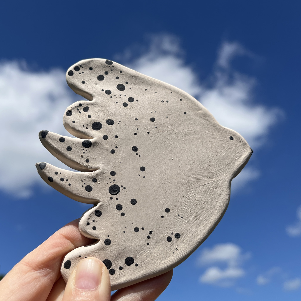 une hirondelle en terre cuite sur le fond du ciel bleu avec des petits nuages