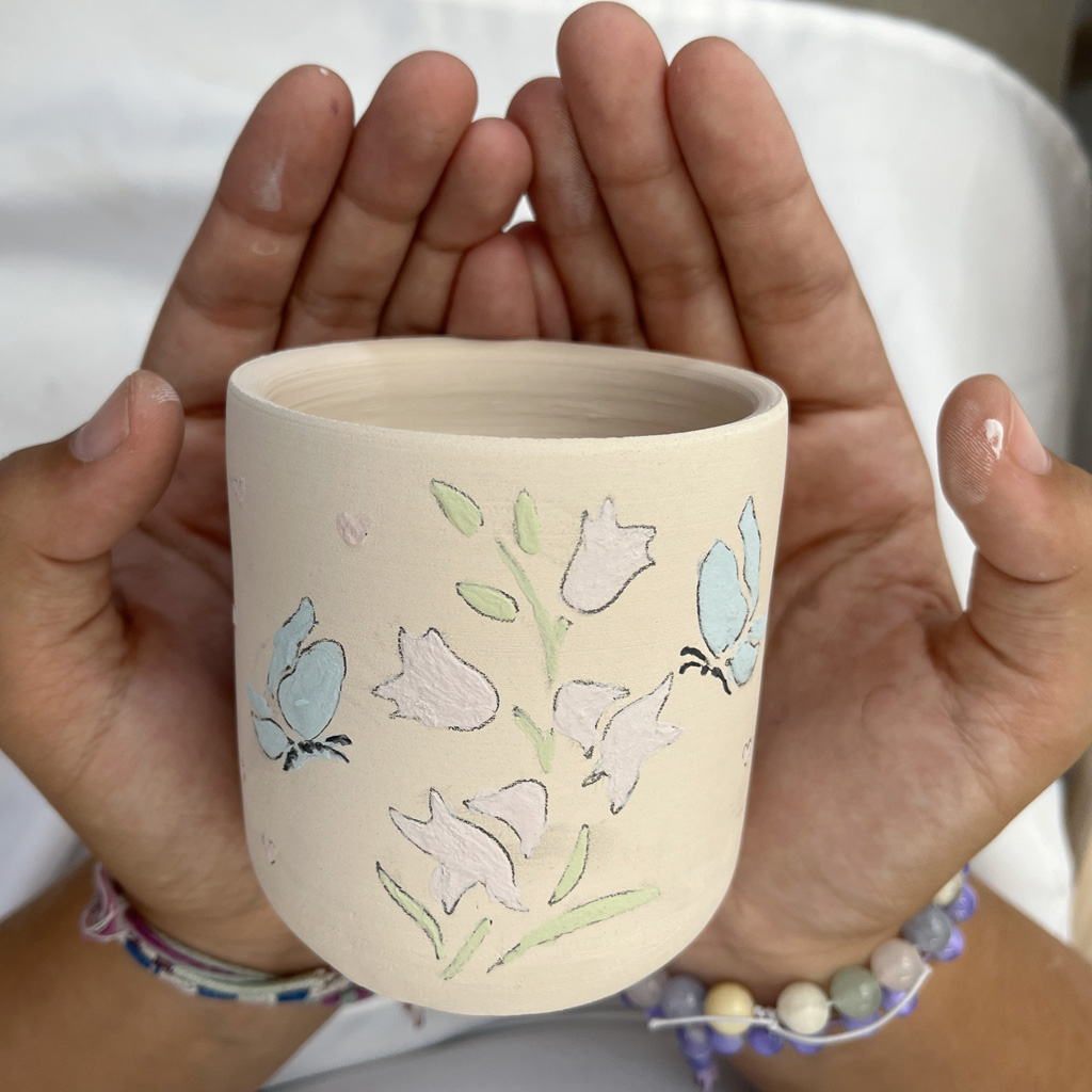 une tasse en céramique décorée à la main avec les couleurs à peindre