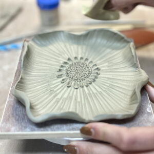 atelier_ceramique_sars_et_rosieres_assiette_fleurs_personnalise_1024x1024