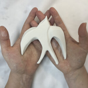 atelier_ceramique_sars_et_rosieres_hirondelle_blanche_mains_1024x1024